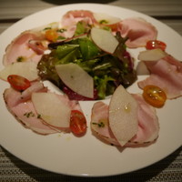 ラ ターブル ド クラージュ - 前菜　鹿児島県産茶美豚、自家製スモークロースハムのサラダ