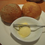 北海道グリル - くるみパン（左）とじゃがいもパン