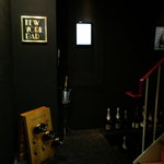 ニューヨークバー・シャンパンダイニング - 暗い。。地下へ。。