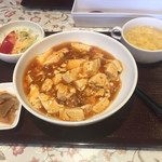 中華料理 正華 - 2017年8月。マーボー飯850円には、サラダ、卵スープ、搾菜付き。