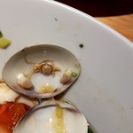 むぎとオリーブ - 貝の中に犠牲となったカニが・・・ナム