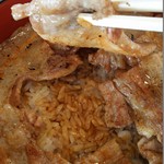 炭焼豚丼 空海 - 炭焼豚丼「特上バラ」ライス大盛り。肉に味が付いてないしライスにかかるタレも少ない