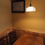 けむり - 1階は半個室タイプの４名様テーブル席。