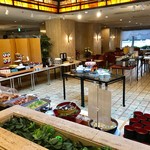 ラウンジひとゝき - 席数多く窓があって明るい店内