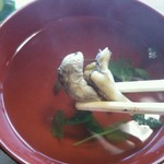 魚信 - 肝吸い。ちょっと塩辛い味付け。
      