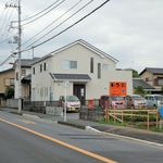 ラーメン田舎家 - ラーメン田舎家（前面道路南から来ると見える駐車場の景色 ※店舗は左側です）