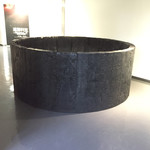 T'sレストラン - 美術館の展示。でかい桶みたい。撮影許可の展示。