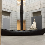 T'sレストラン - これは木の船。撮影許可の展示。