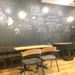 プチレストラン カナモリ - オシャレな店内(壁の黒板には特別なメニューが！)
