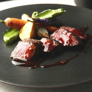 隣接の【FishBankTOKYO】からの料理が楽しめます