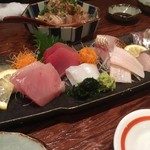 盛り合わせ8種（写真は2人前）鯵・鰆・鯛・太刀魚・烏賊・赤身・カンパチ・あと失念