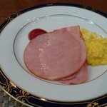 Hotel Balmoral Karuizawa - 朝食時のハム、ベーコン、スクランブルエッグ