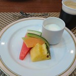 Hotel Balmoral Karuizawa - 朝食時のデザート ヨーグルト、果物3種