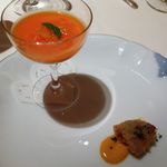 アピシウス - アミューズ：パプリカの冷製スープ・カンパリ風味と仔牛のパン粉揚げ