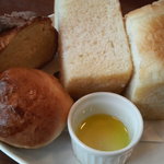 R cafe - ボリュームも美味しさも大満足のパンの盛合せ