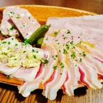 ル　ビストロ - パテ、スネ肉の煮こごりテリーヌ、吊るしベーコン、ももハム