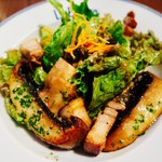 ル　ビストロ - ジャンボマッシュルームと自家製ベーコンのサラダ