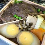 浅草今半 - 上質な黒毛和牛のすき焼きがたっぷりと入ったお弁当。煮卵の味わいも上々です。