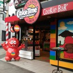 クッキータイム 原宿店 - 店頭の様子。マンチャー人形が光っています(分かりにくいですが)
