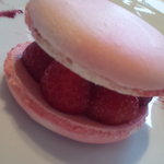 レストラン ヴァリエ - 口福のストロベリーマカロン