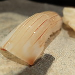 紀文寿司 - 11品め：握り（いか）