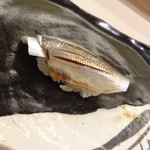 すし善 - 新子  と 子肌  の 中間くらい 
      なかには  超細切りの 大葉を いれて  さすがの 職人技  でした 