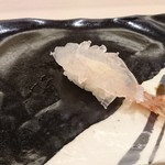 すし善 - 牡丹海老     写真のために 私の分だけ 尾をつけてくれて 
      写真撮り終わったら  尾の 殻  とってくれました 
      ご 配慮 ありがとうございます  m(__)m