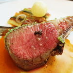 タテル ヨシノ ビズ  - 仔羊背肉のロティ 野菜のバイヤルディー添え