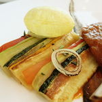 タテル ヨシノ ビズ  - 仔羊背肉のロティ 野菜のバイヤルディー添え