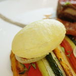 タテル ヨシノ ビズ  - 仔羊背肉のロティ 野菜のバイヤルディー添え