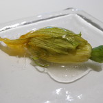 ウシマル - ズッキーニの花にモッツアレラチーズを入れて