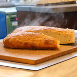 ウシマル - 自家製フォカッチャを切り分けて