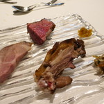 ウシマル - ダイヤモンドポークの肩、オーシャンスタービーフのランプ、房総地鶏、玉ねぎのサルサソースと柚子胡椒で