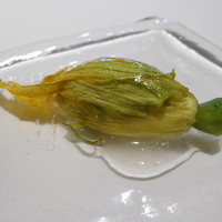 ウシマル - ズッキーニの花にモッツアレラチーズを入れて