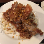瀘川 - 油淋鶏は衣がパリッパリで、甘辛のタレとあいまって、ご飯やビールがすすみますよ。