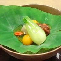 百楽荘 - 先付　芋の葉盛り
                　芋　蛸　南瓜　クコの実　美味出汁ジュレ