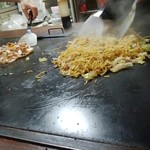 Fujika - お好み焼きと焼きそばを焼いている所です