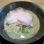 らーめん ぎん琉  - 魚介鶏白湯(塩味)680円