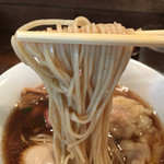 全粒粉入り多加水中細ストレート自家製麺を使用しています。 国産小麦の香りが漂う、つるっとした喉ごしと「コシ」と「弾力」の美味しい麺です。