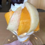 アオイ農園　ぶどうの木 - 宮崎マンゴーと桃のパフェ