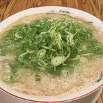 極旨背脂ラーメン 太陽 - 背脂ラーメン(白湯ベース)  
背脂マミレの上 バリカタ 750円    (2017/8/8)