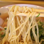 らーめん 紫龍 - 2017年8月　麺持ち上げ