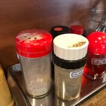 らーめん 紫龍 - 2017年8月　卓上の薬味たち