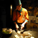 シャカ - 笑顔で料理する三四郎さん