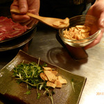 シャカ - ニンニクチップをお皿へ