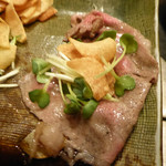 シャカ - 薄切りステーキにニンニクチップを巻いて