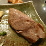 シャカ - 薄切りステーキに、ニンニクチップを巻いた