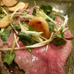 シャカ - 薄切りステーキにニンニク丸ごとを巻いて