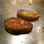 シャカ - フォアグラを鉄板で焼いている