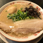 麺や　頂 - ノーマルな豚骨ラーメン。デフォで大きなチャーシューと味玉は嬉しいが、メンマ無しは悲しい。